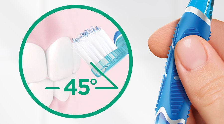 Manejo del cepillo de dientes GUM PRO en el ángulo correcto de 45°